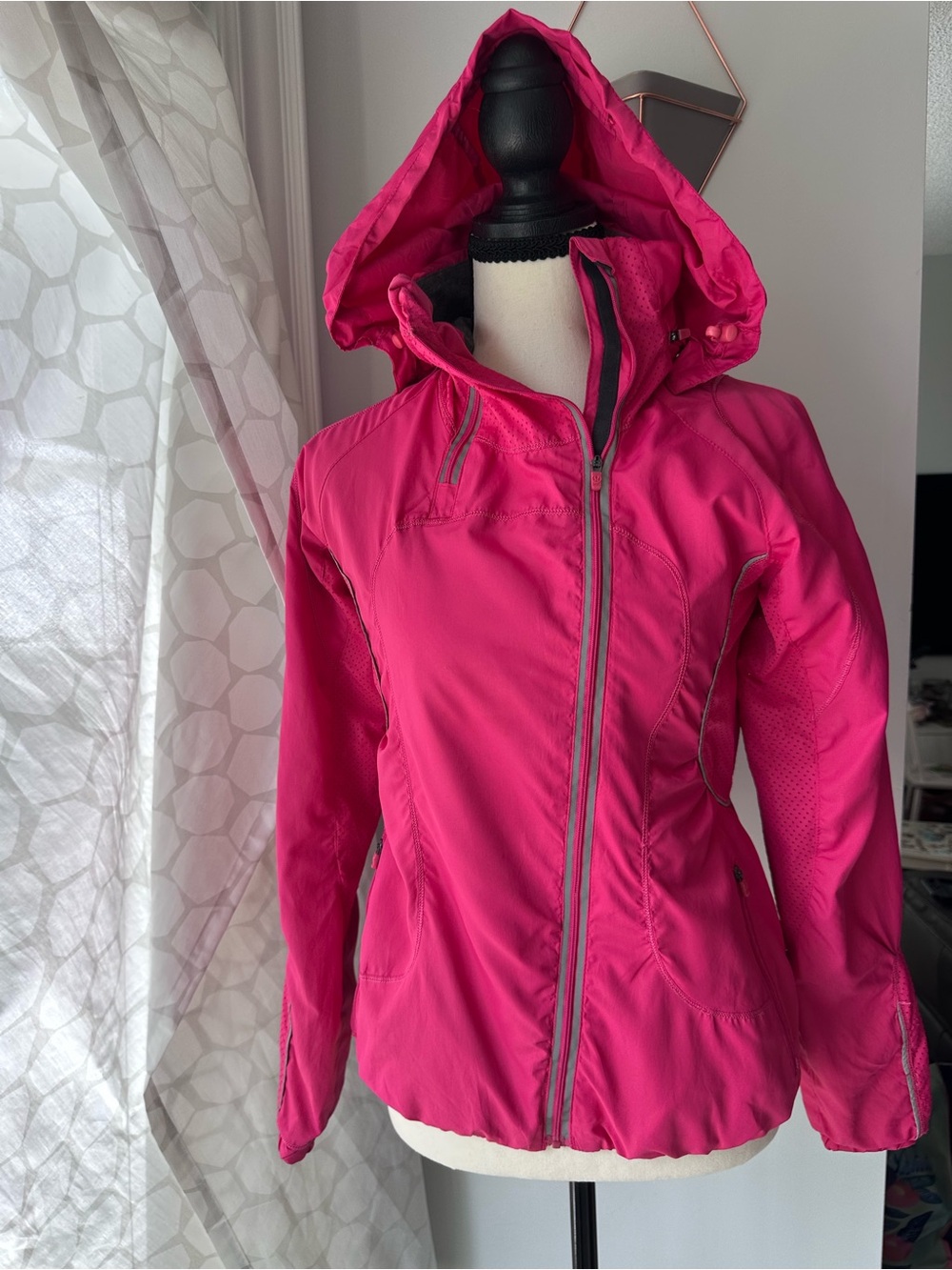 Lululemon Run Inspire Jacket Senorita Pink Full Zip Long Sleeve Hiking Hood sz 4 - Picture 2 of 16